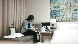 【利哥探花】花臂纹身外围小姐姐，撩下内衣吸吮奶子，镜头前舌吻揉穴调情，主动骑乘套弄，扶腰后入打桩