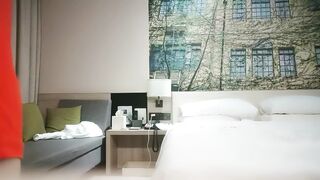 【利哥探花】花臂纹身外围小姐姐，撩下内衣吸吮奶子，镜头前舌吻揉穴调情，主动骑乘套弄，扶腰后入打桩