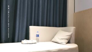 【小宝寻花】约了个白衣高颜值妹子，床上骑坐摸奶抽插抬腿侧入大力猛操