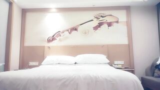 【赵总寻花】性感连衣裙娇羞少妇，非常顺从，被各种姿势摆弄猛操最后射胸上