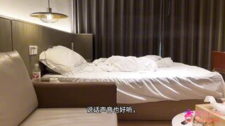 约了一个白白嫩嫩的妹子，身材白皙且苗条，说话声音也好听，把她的大长腿架在肩上狠狠蹂虐。#史莱姆