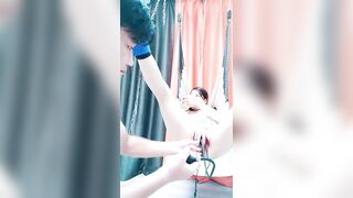 人妻的诱惑【上篇】全程露脸先自慰再玩SM，逼毛整的好有型，吊起来电击逼逼和奶子爽的直颤抖，风油精刺激高潮