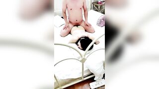 会所培训新人全程露脸激情5P【下篇】两小哥玩弄三个骚女，口交大鸡巴玩逼吃奶子，对着镜头一起抽插多体位玩弄刺激