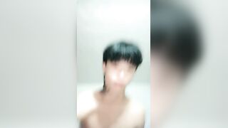 元气少妇在家被他的小哥哥玩弄给狼友看，黑丝女仆情趣逼逼吸烟，全程露脸抠逼舔逼深喉大鸡巴，各种抽插颜射
