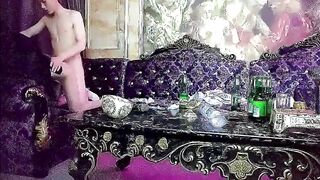 【极品KTV骚妇】老哥叫了个颜值不错少妇，唱唱歌撩起裙子摸逼，KTV沙发上开操，口交上位骑乘猛操