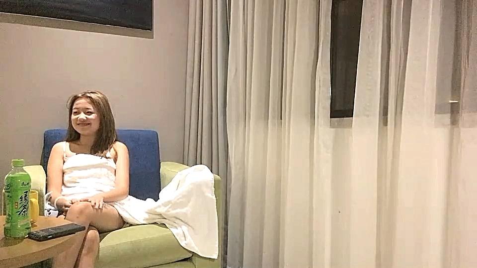 【666绿帽】约良家妹纸密码房大秀，聊聊天玩玩游戏，我们开始吧掏出奶子吸吮，扶着窗边翘起屁股站立后入