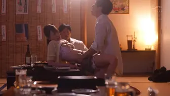 JUR-544 在床上滑落时发生性行为。一名女员工身体向后弯曲，被一名好色的上班族轮流摆弄 #月野江すい #月野江翠