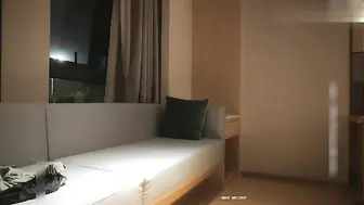 激战洋装少妇 顶到惊声喊叫 少妇的喘息声渐渐变得急促，她那双迷蒙的眼睛里满是渴望。