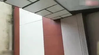 国内真实乱伦】爸爸在楼下打牌，我和熟女妈妈在楼上偷情，操出白浆无套内射