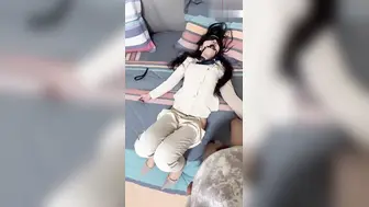 妇女节姐姐放假回来在全家福下把她绑起来操，人前的气质女神此刻就是条发情的狗，连射两次狂操一小时，床单全给我喷湿了