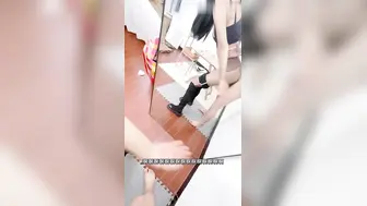 妹妹和男友吵架后在家里发火，没想到亲哥竟然用鸡巴帮亲妹泻火，用手扣逼的时候，妹妹的逼里还残留着男友的精液！