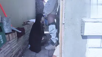 带着骚妈露天大院做爱，又在灶台上高潮，还把精液都弄到了锅里给大家品尝
