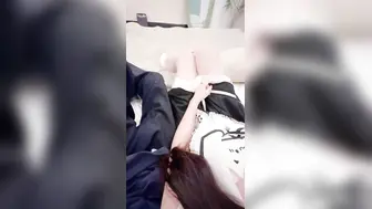 真实乱伦原创 翻我妹手机居然发现跟别的男生发自己的嫩逼照？气的我绿帽感上头又一次强迫内射了她