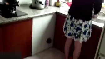 绿帽绿奴绿乌龟淫妻乱伦换妻！国产乱伦剧情儿子趁中午妈妈做饭直接后入