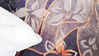 骚逼老妈找我偷情，听着门外继父和别人说话给我口爆
