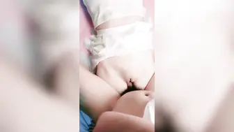 看似清纯的双马尾小萝莉 其实放学后是个渴望被大鸡巴灌满骚穴的反差婊小母狗，被大鸡巴爸爸当成鸡巴套子