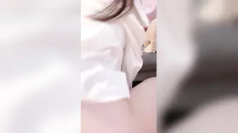 极品粉嫩萝莉 萝莉穿衬衫露出奶子自拍