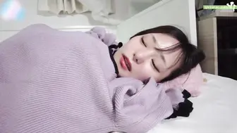 巨乳清纯少女享受自慰高潮的快感