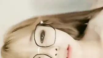 群p大战 三个极品小萝莉酒店被多人群p，戴眼镜的最骚