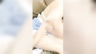 萝莉美眉 “哥哥插深一点好爽啊~来了” 苗条细长腿穿上女仆装 在沙发被小哥边操边喷最后还内射