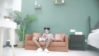 极品00后萌妹子，乖巧听话，沙发啪啪，尽享青春胴体的美好