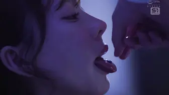 SONE-880 [无码中文字幕]「沉迷于媚药性爱，潮水唾液都止不住」 媚药从口腔肌肤全面侵蚀 在瘦身沙龙中敏感度失控被玩坏的超级苗条OL 枫芙爱