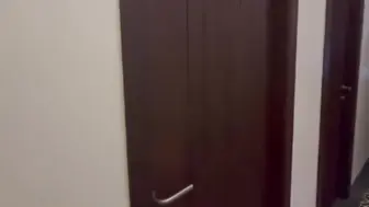 青春大奶美眉_身材丰满_被大洋吊撅着屁屁无套输出_最后撸射满满一手精液