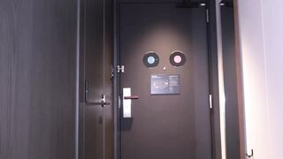 我先是在酒店房间门口的镜子前拍摄自己做爱的画面，再把假阳具挂在窗户上让她自慰，然后又以女上位被大屌刺中差点晕过去，最后又以女上位被内射。