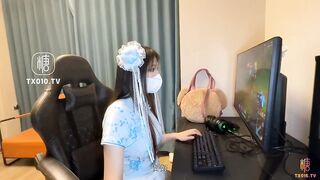 【顶级少萝】游戏陪玩之隐藏服务_两小时女友体验_精液灌满骚穴流出