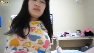 风韵犹存的妻子与炮友屋子中艹逼，一颦一笑之间尽显骚气媚态，真想艹她呀