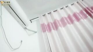 骚人妻撅起屁股让傻儿子后入输出，每次顶到子宫都能招招呕吐