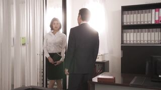 DLDSS-052 [中文字幕] 美乃すずめ - 恥辱與體液滿溢的美人秘書 老公在身旁也無法壓抑騷疼公司內被寢取性交