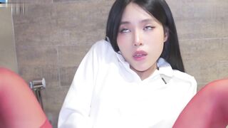 反差婊骚穴发痒卫生间自慰满脑子小表弟被无套猛怼