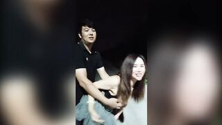 大哥大嫂激情野战，让大哥后入